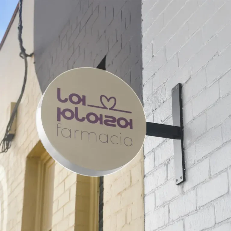 Cartel circular de la farmacia La Plaza con el logotipo y el texto "farmacia" en letras moradas.