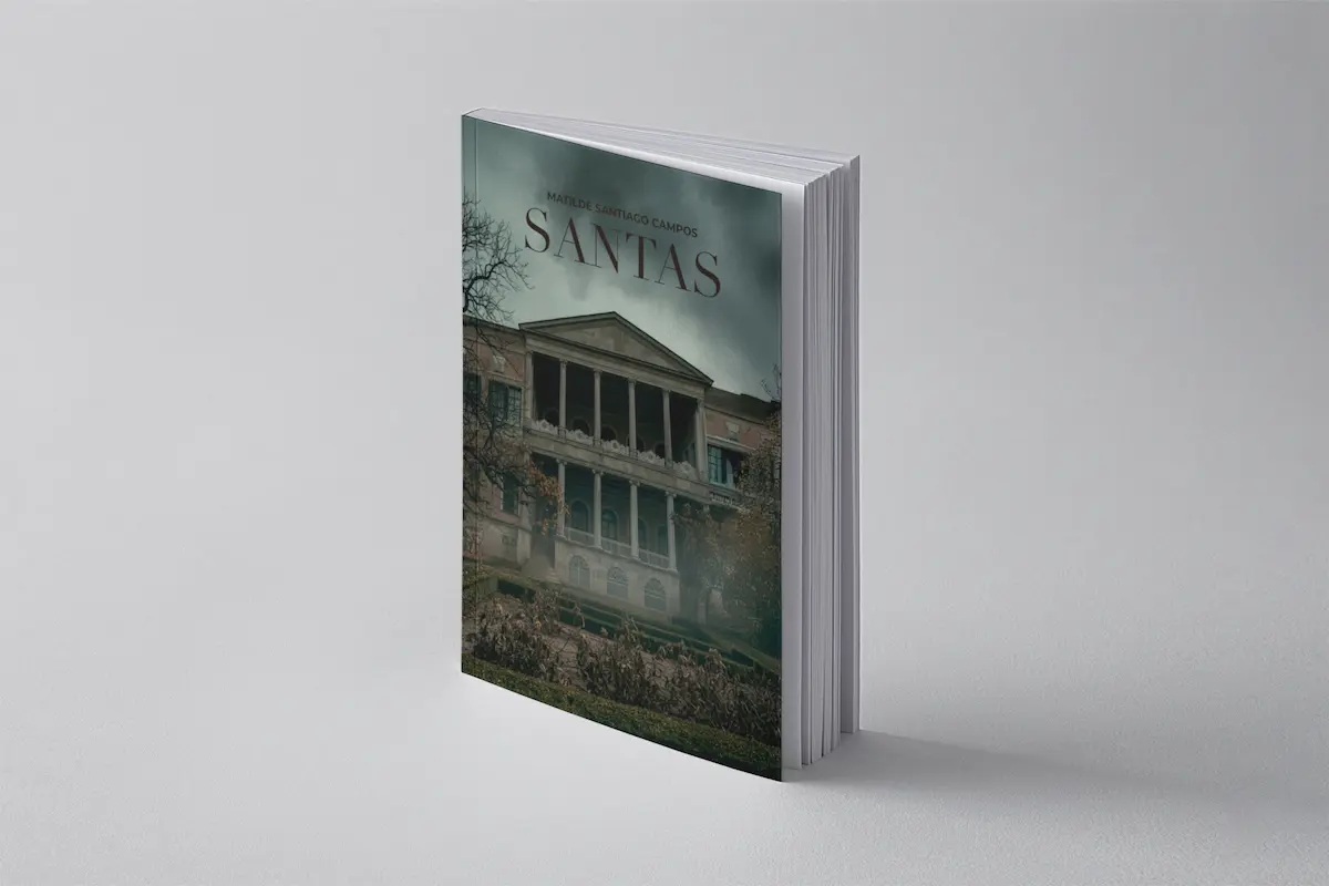 Portada de libro titulado "SANTAS" con imagen de una mansión antigua y atmósfera misteriosa. Diseño gráfico editorial.