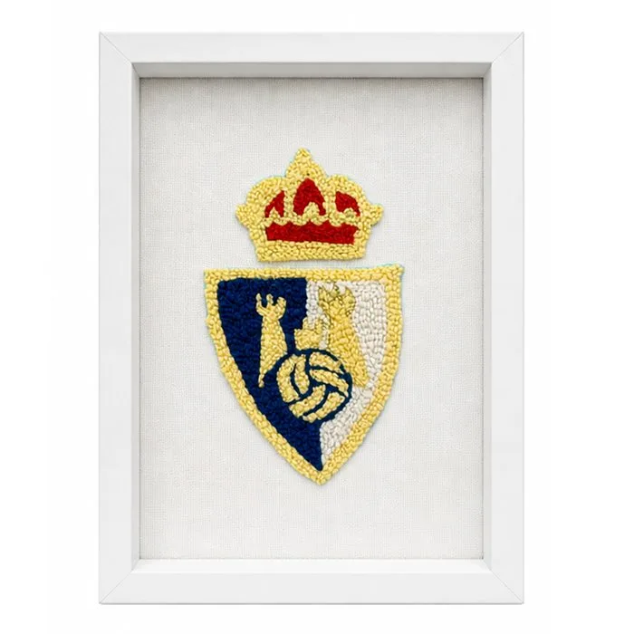 Escudo del club SDP bordado a mano en punch needle, enmarcado en madera blanca