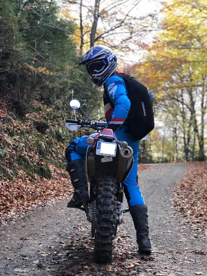 Fotografía original de motorista de enduro en bosque, referencia antes del bordado