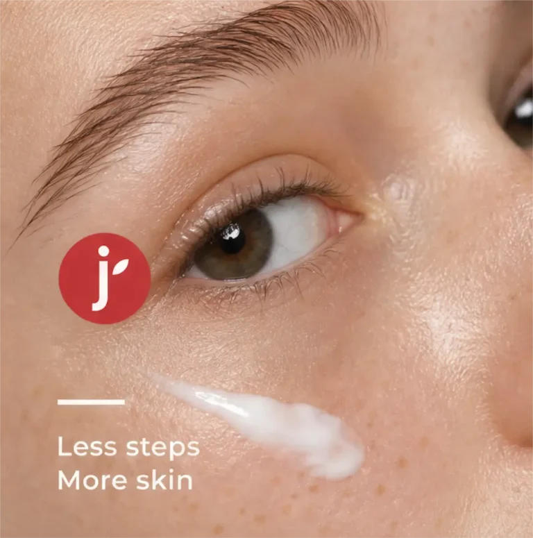 Primer plano de piel con crema junto al isotipo de Jeel y el claim Less steps, More skin